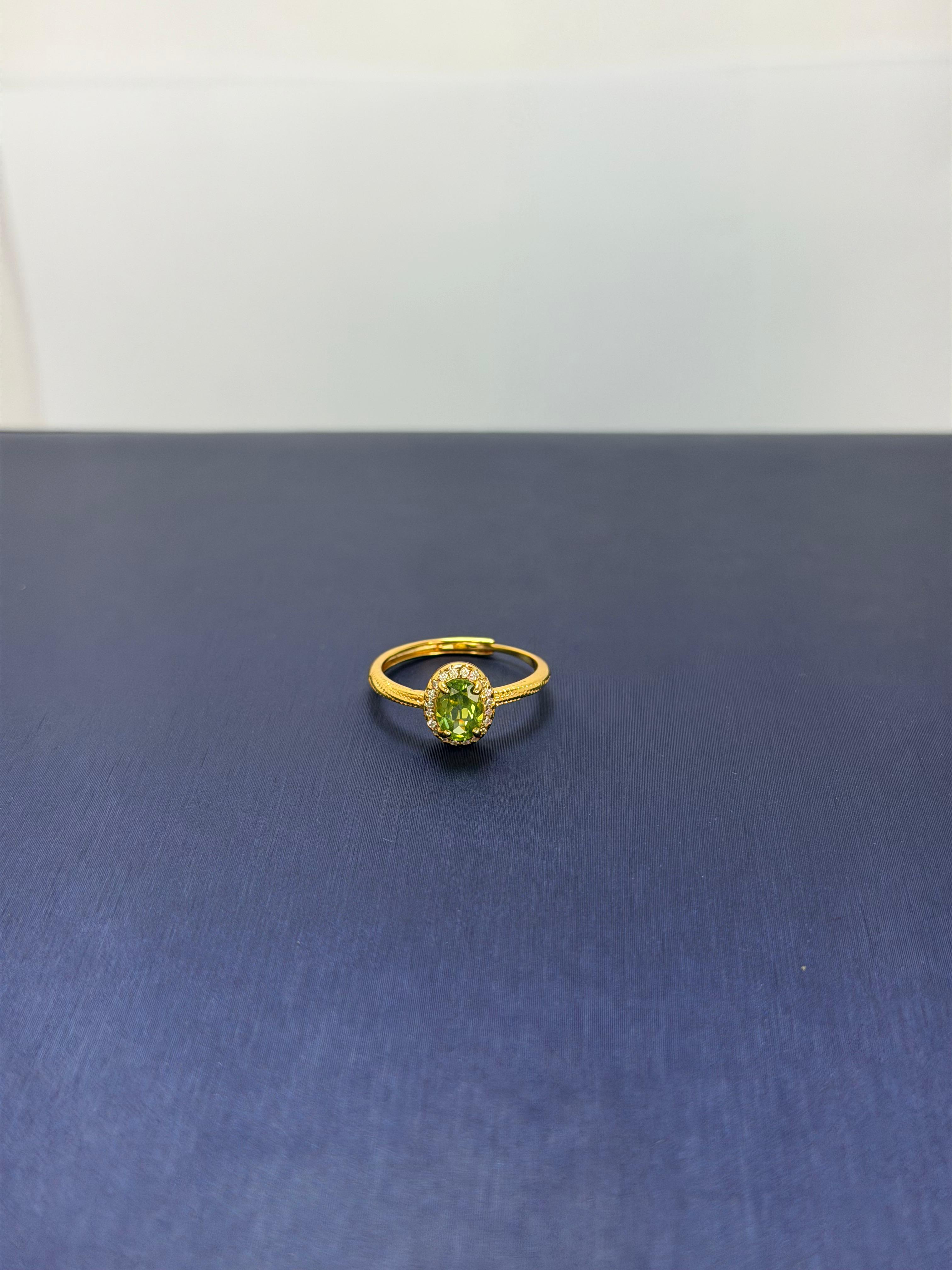 Anillo de Peridoto en plata solitario corte oval acabado dorado
