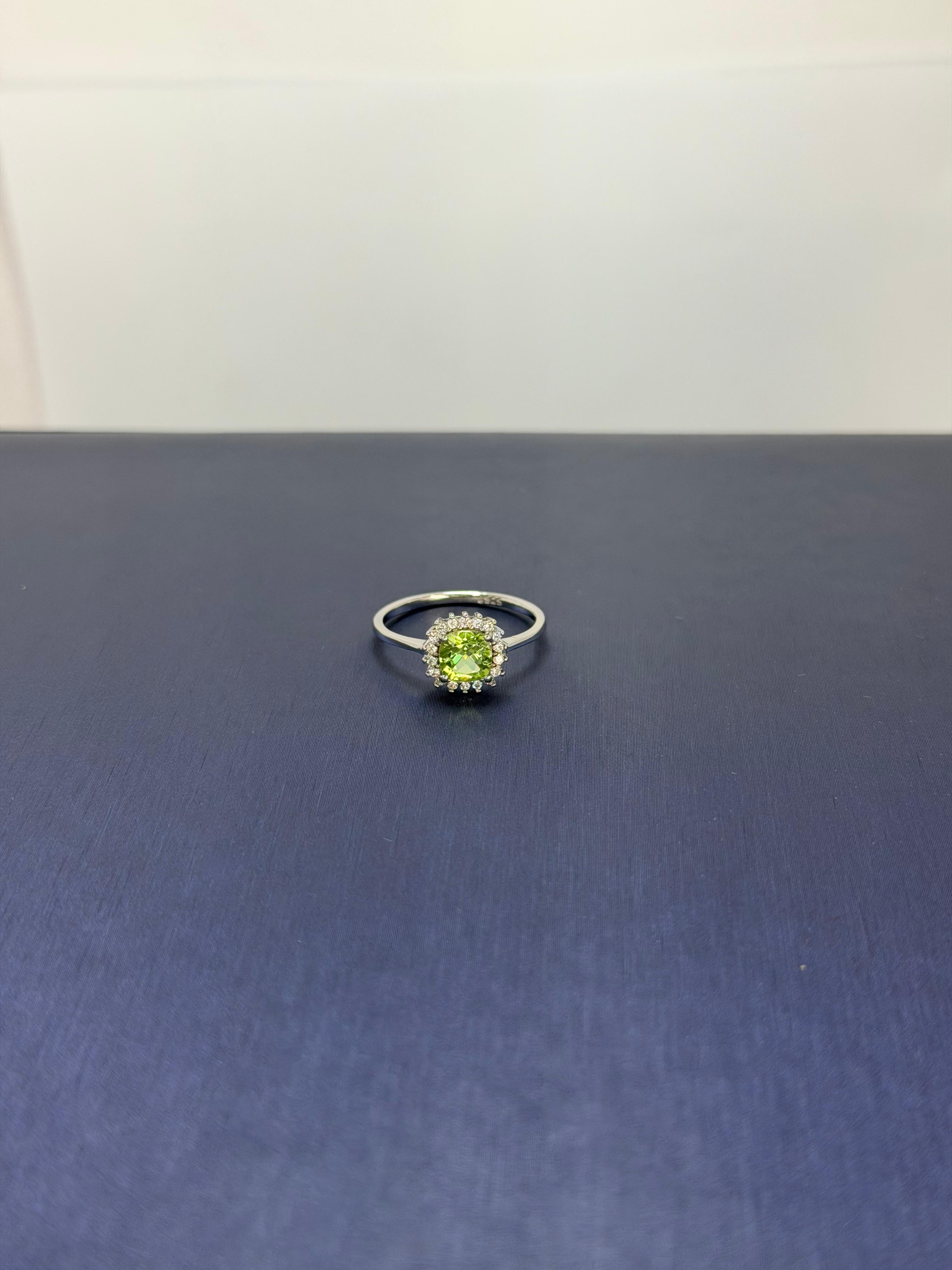 Anillo de Peridoto en plata solitario corte rectangular