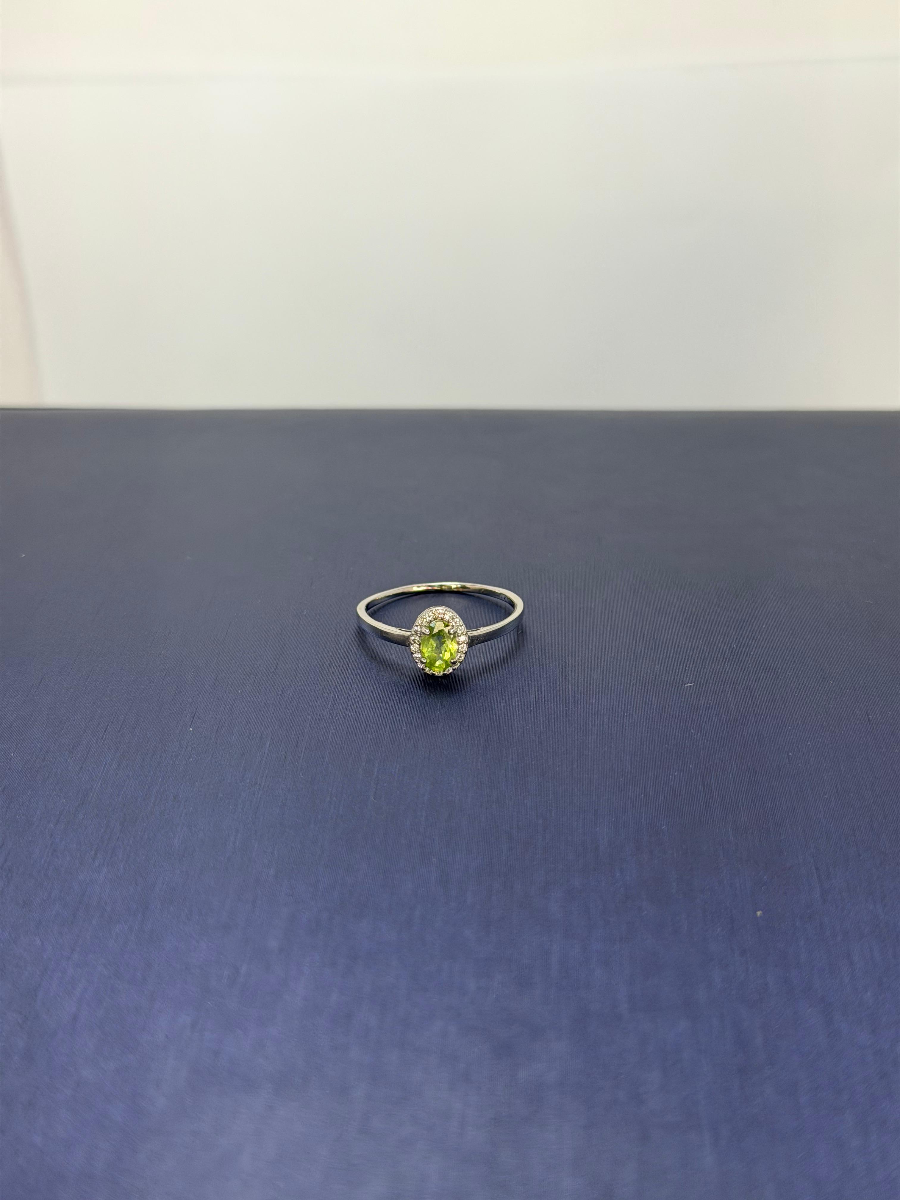 Anillo de Peridoto en plata solitario corte oval