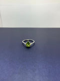 Anillo de Peridoto en plata corte lagrima con circones