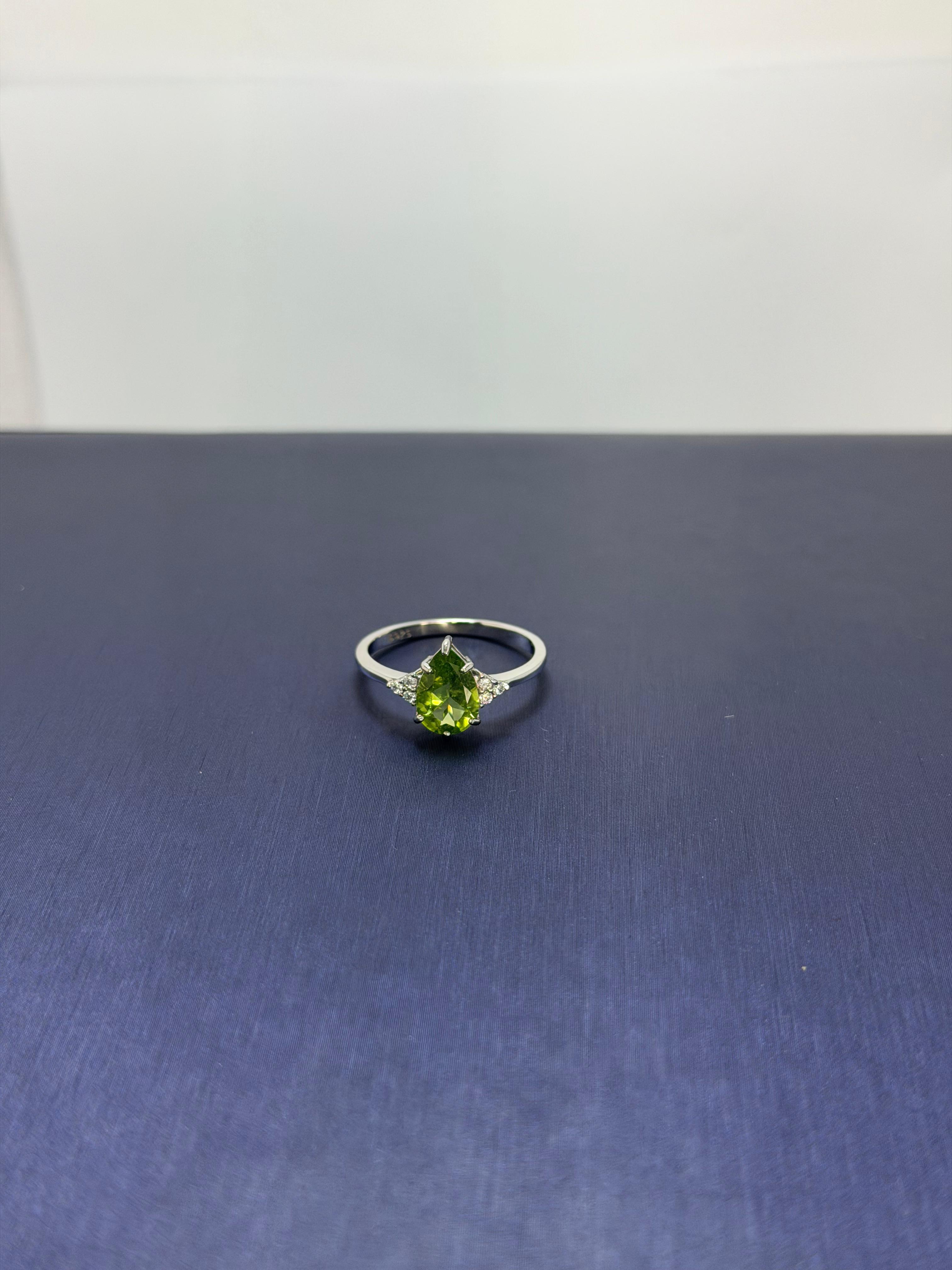 Anillo de Peridoto en plata corte lagrima con circones