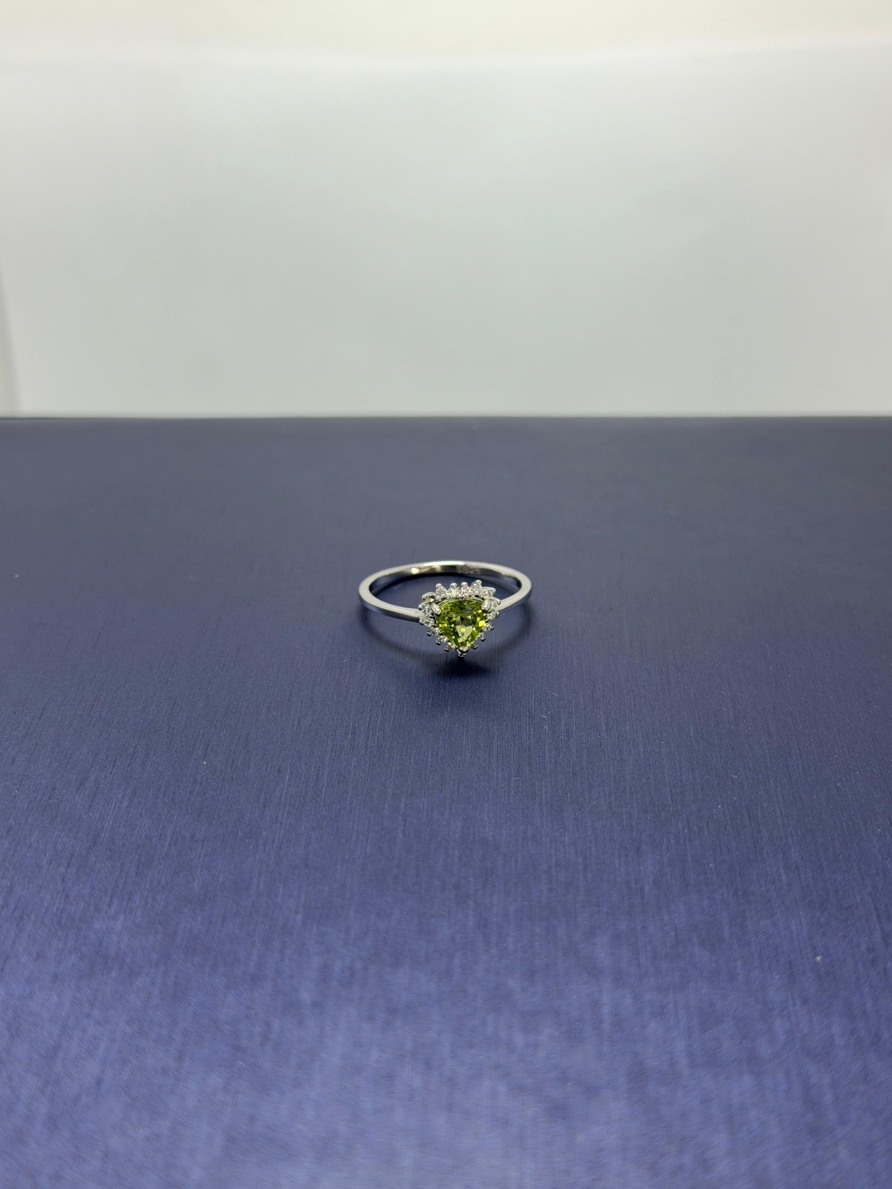 Anillo de Peridoto en plata diseño corazón