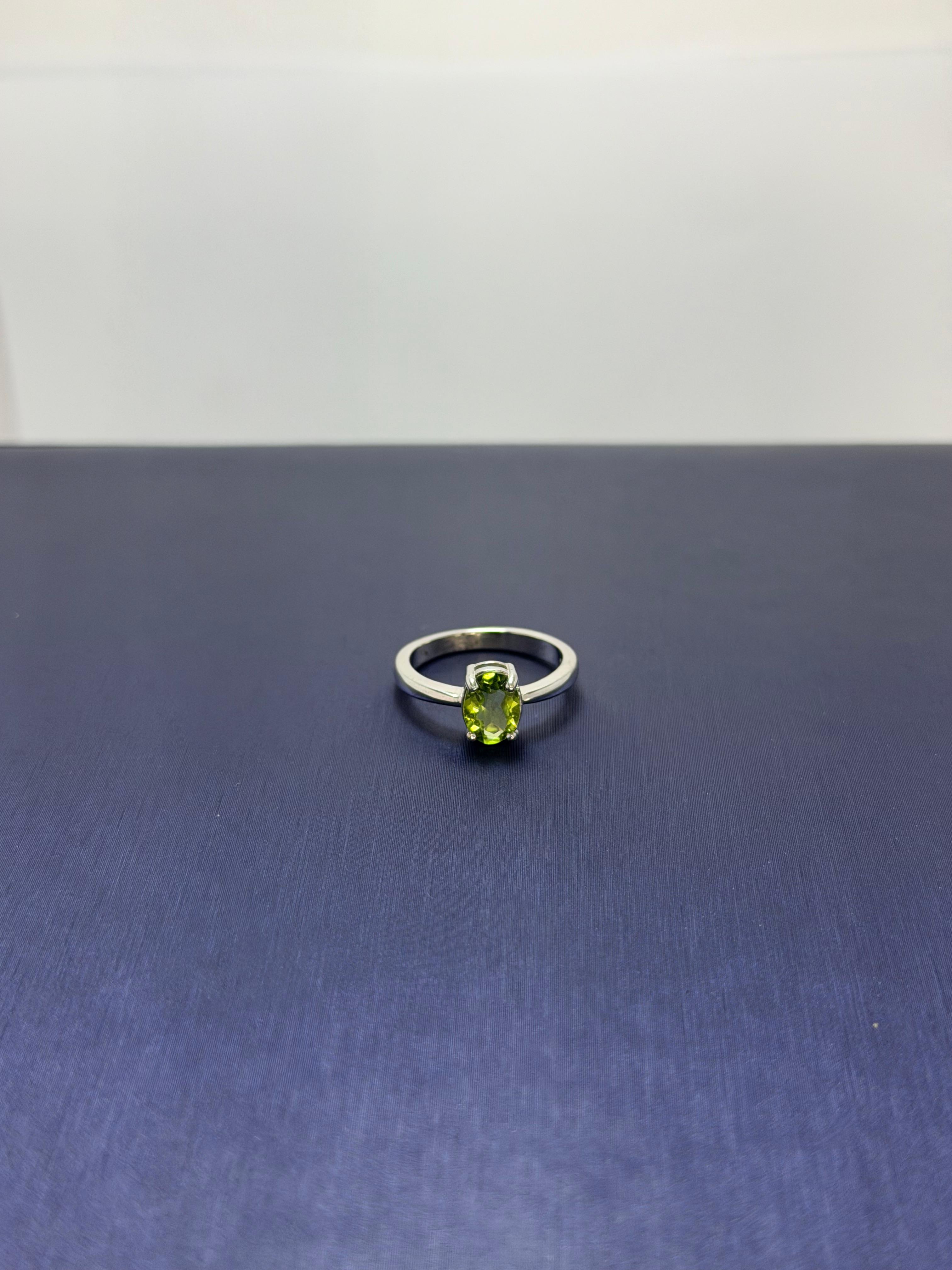Anillo de Peridoto en plata corte oval