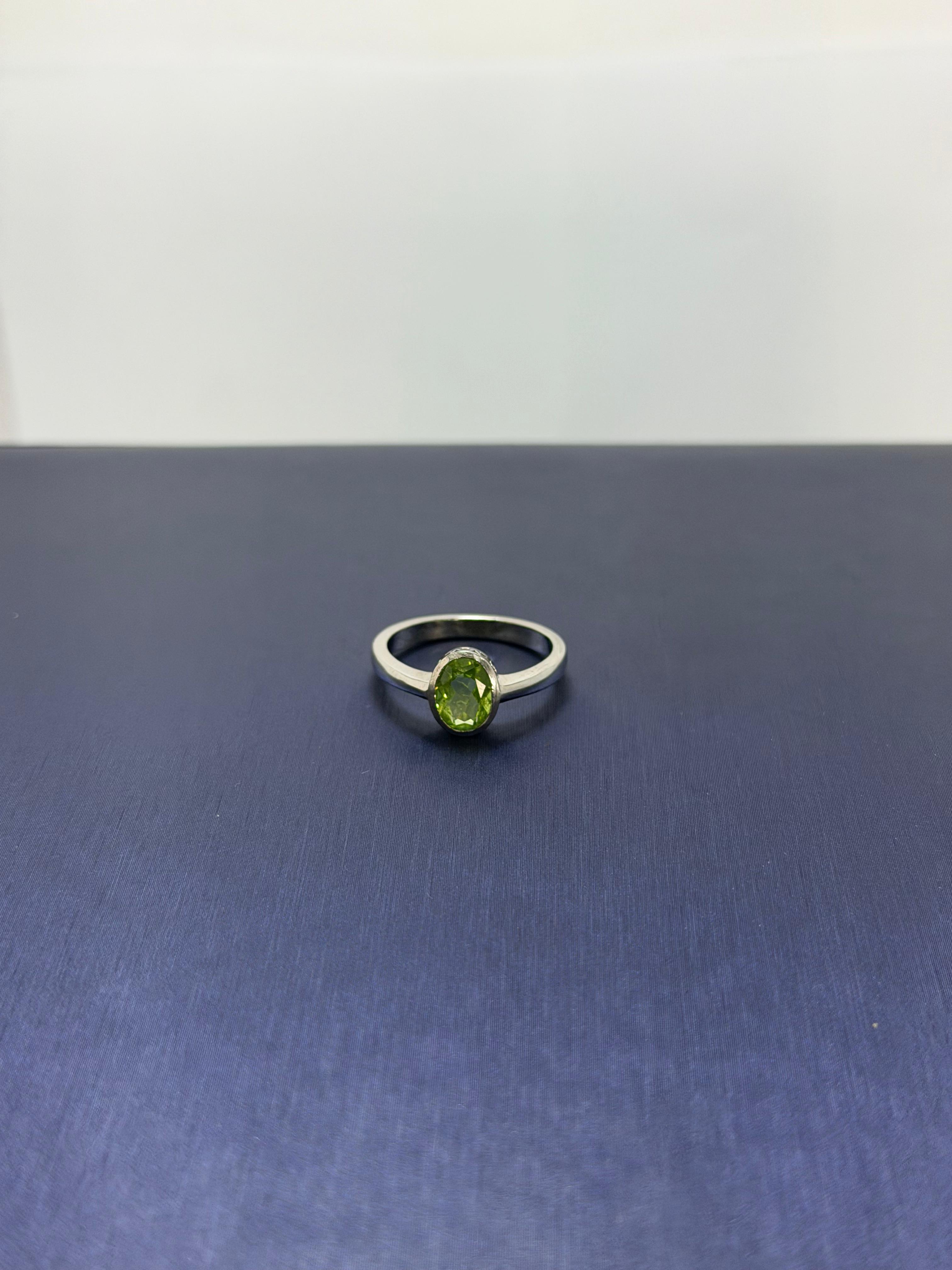Anillo de Peridoto en plata corte oval