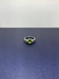 Anillo de Peridoto diseño infinito corte oval