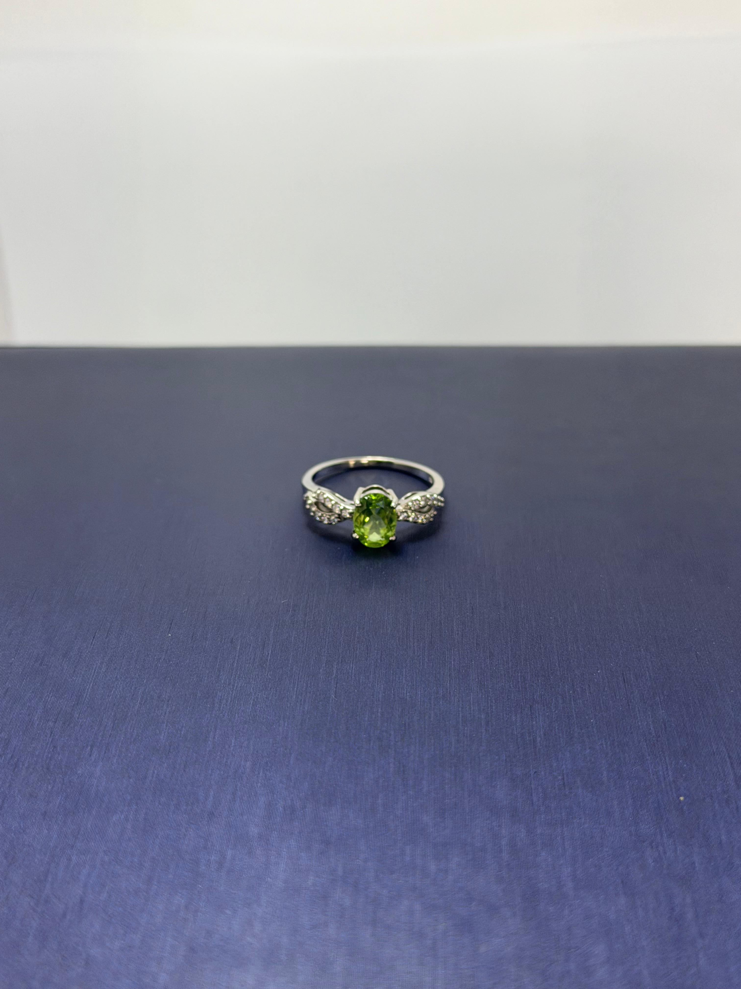 Anillo de Peridoto diseño infinito corte oval