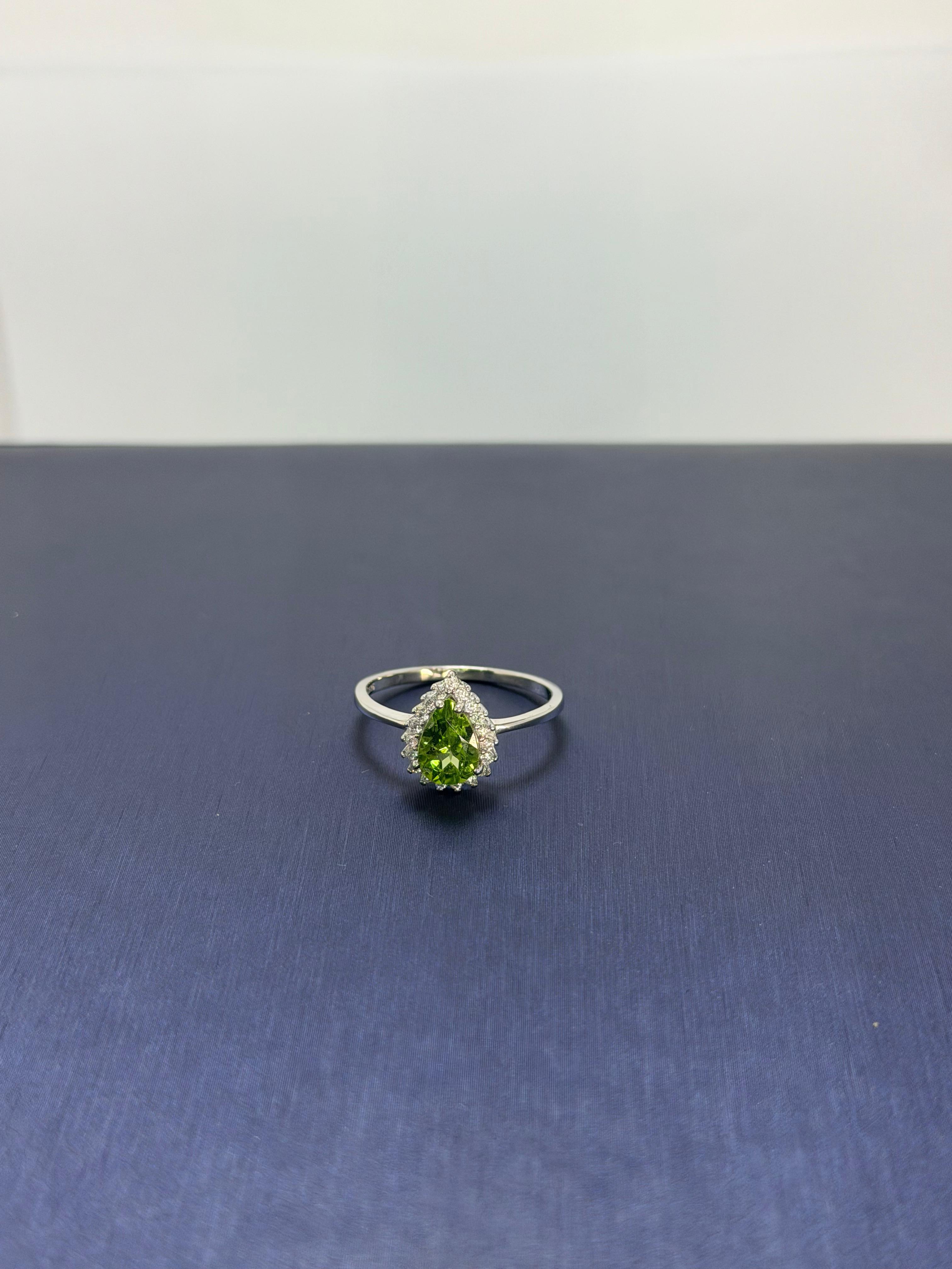Anillo de Peridoto corte lagrima