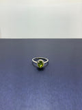 Anillo de Peridoto corte oval diseño estilo solitario