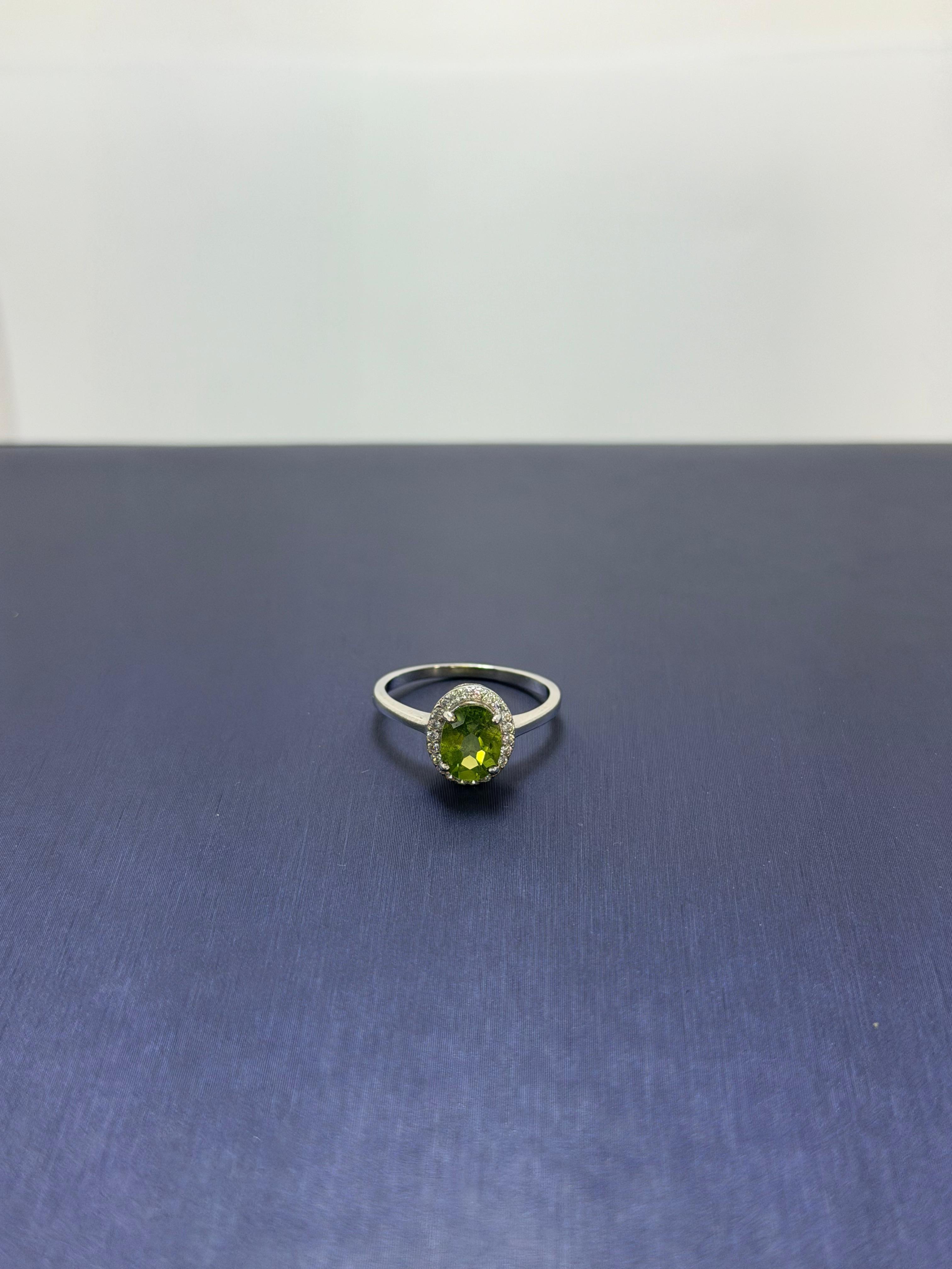 Anillo de Peridoto corte oval diseño estilo solitario