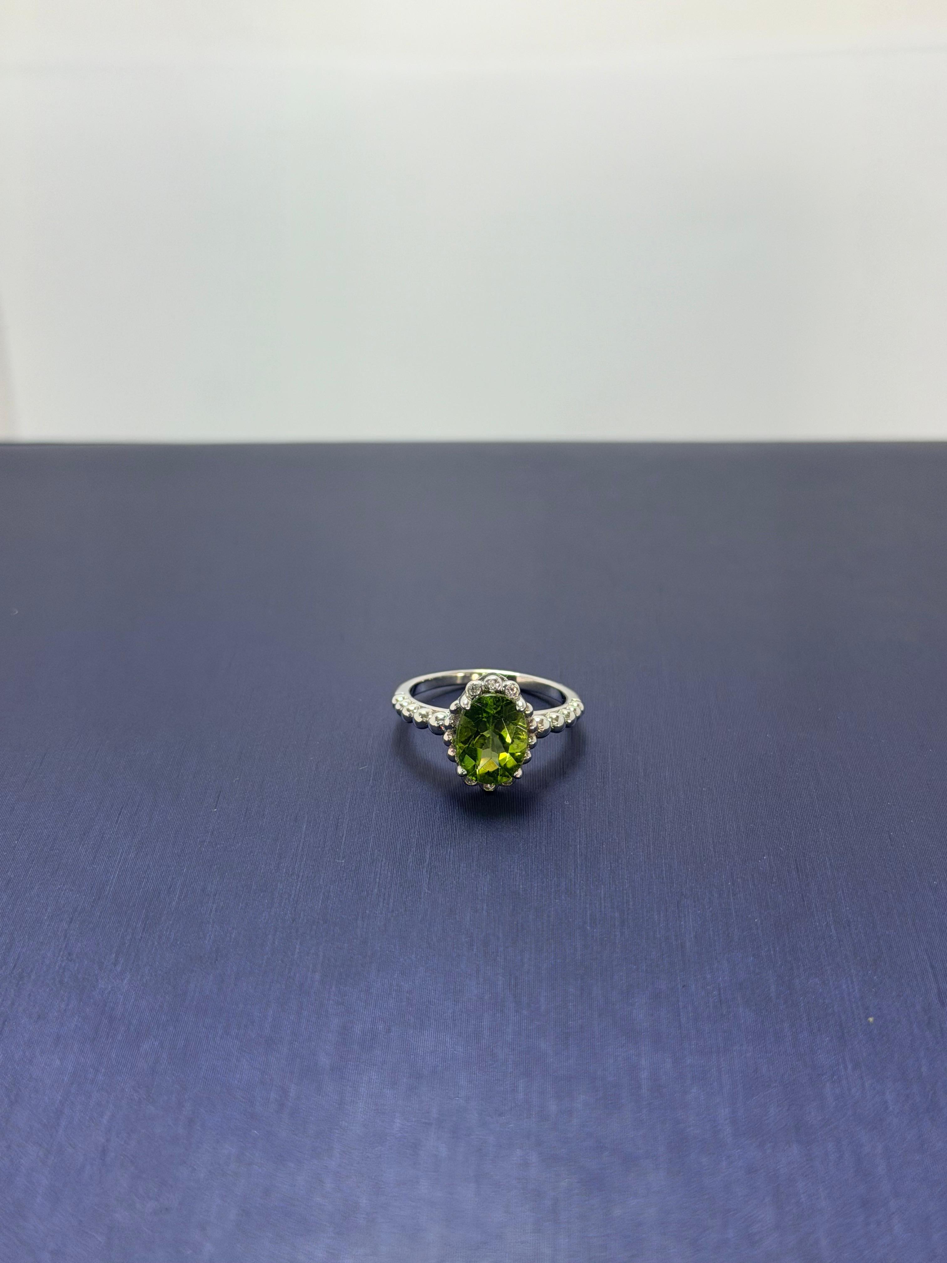 Anillo de Peridoto corte oval grande diseño estilo solitario