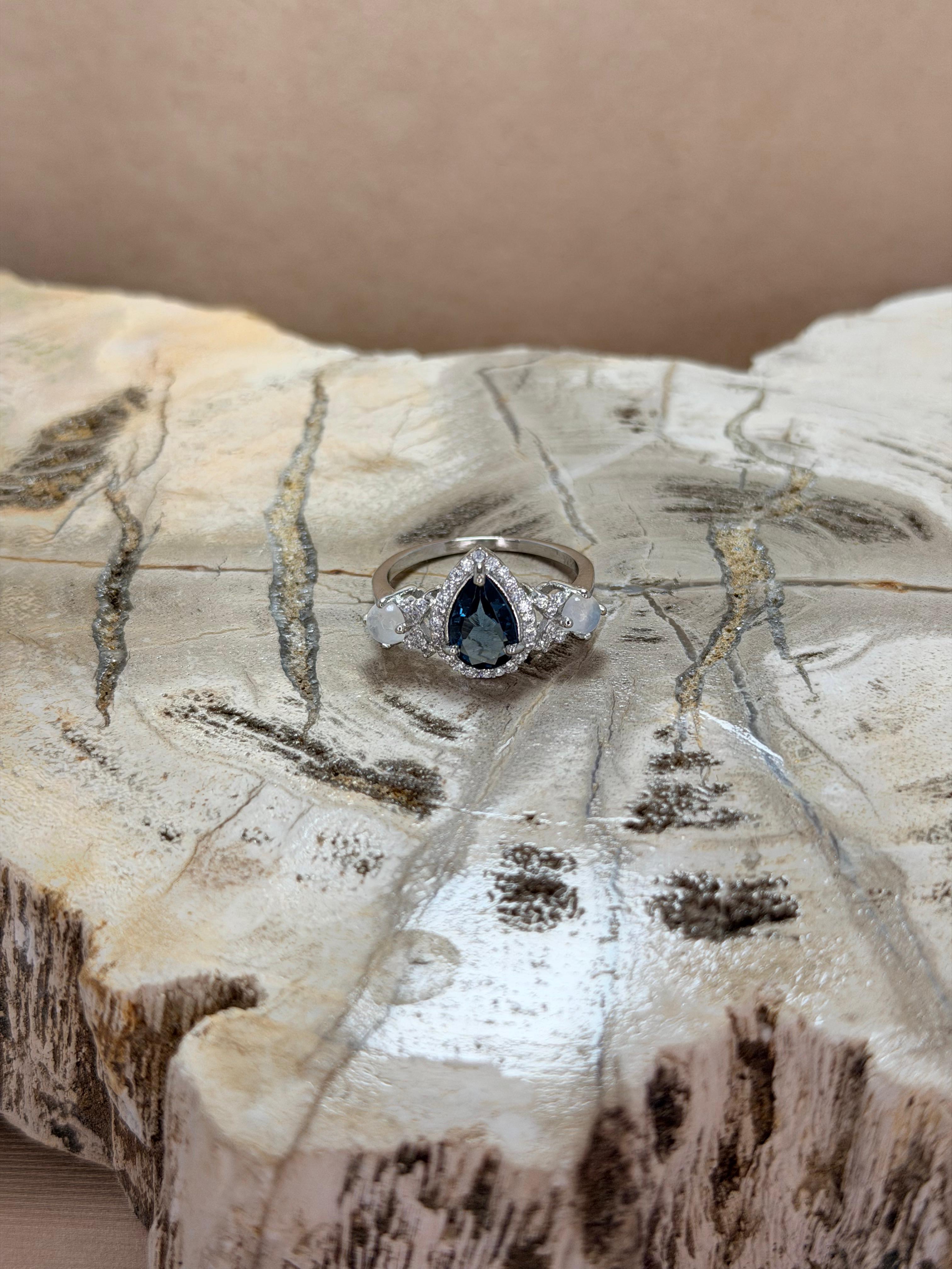 Anillo de topacio london blue corte lagrima