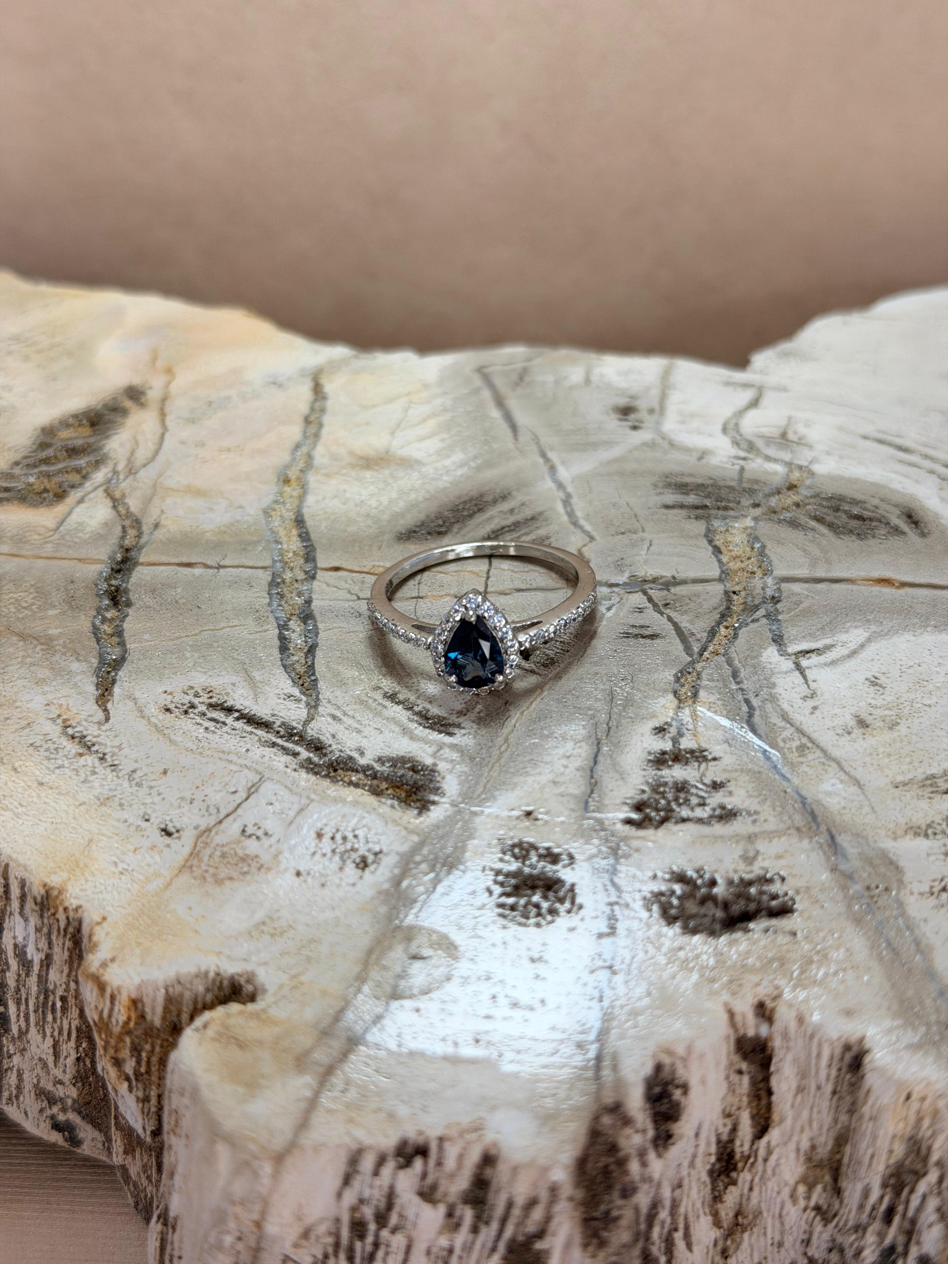 Anillo de topacio London blue corte lagrima