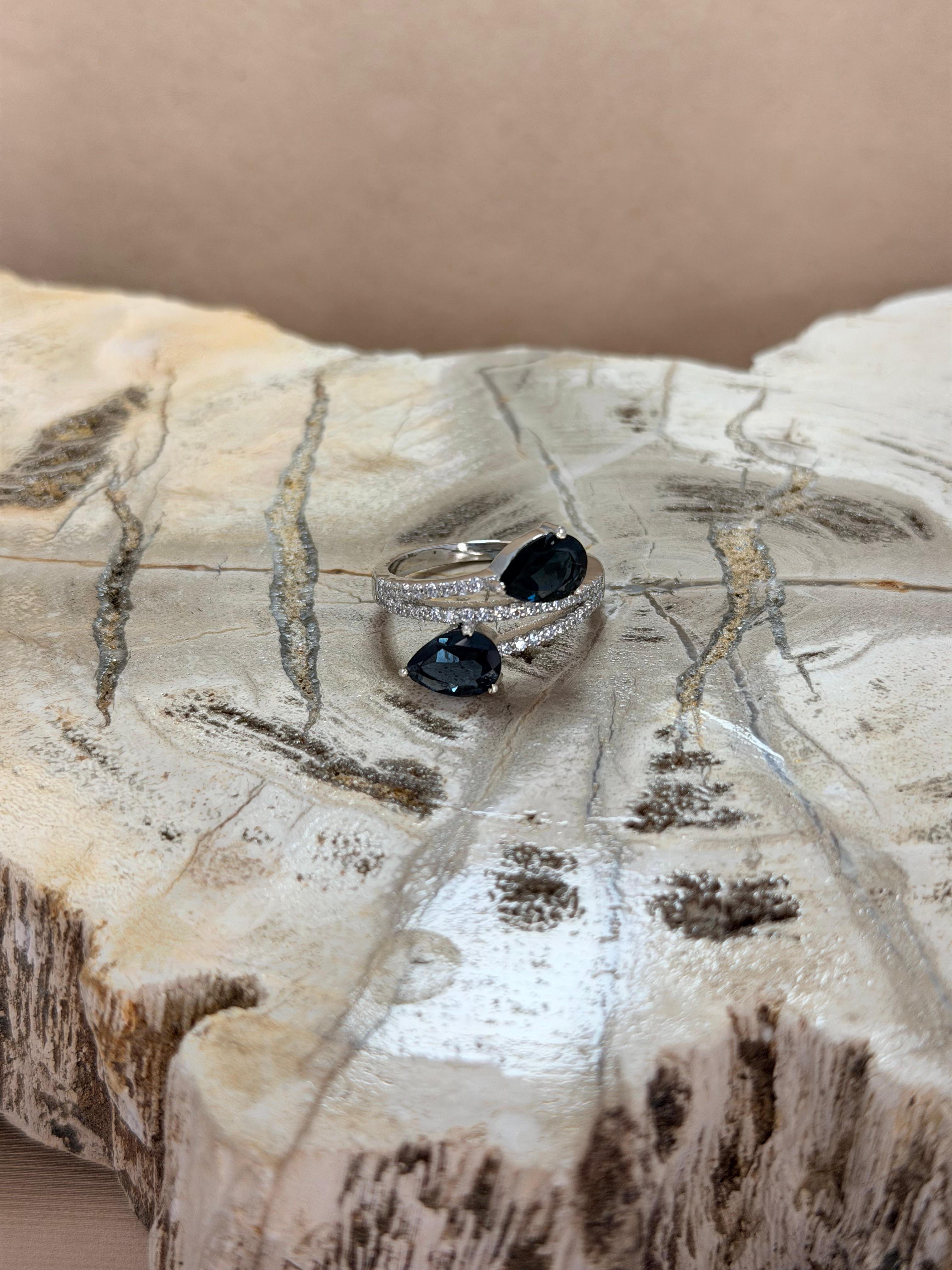 Anillo de topacio london blue corte oval diseño único dos piedras