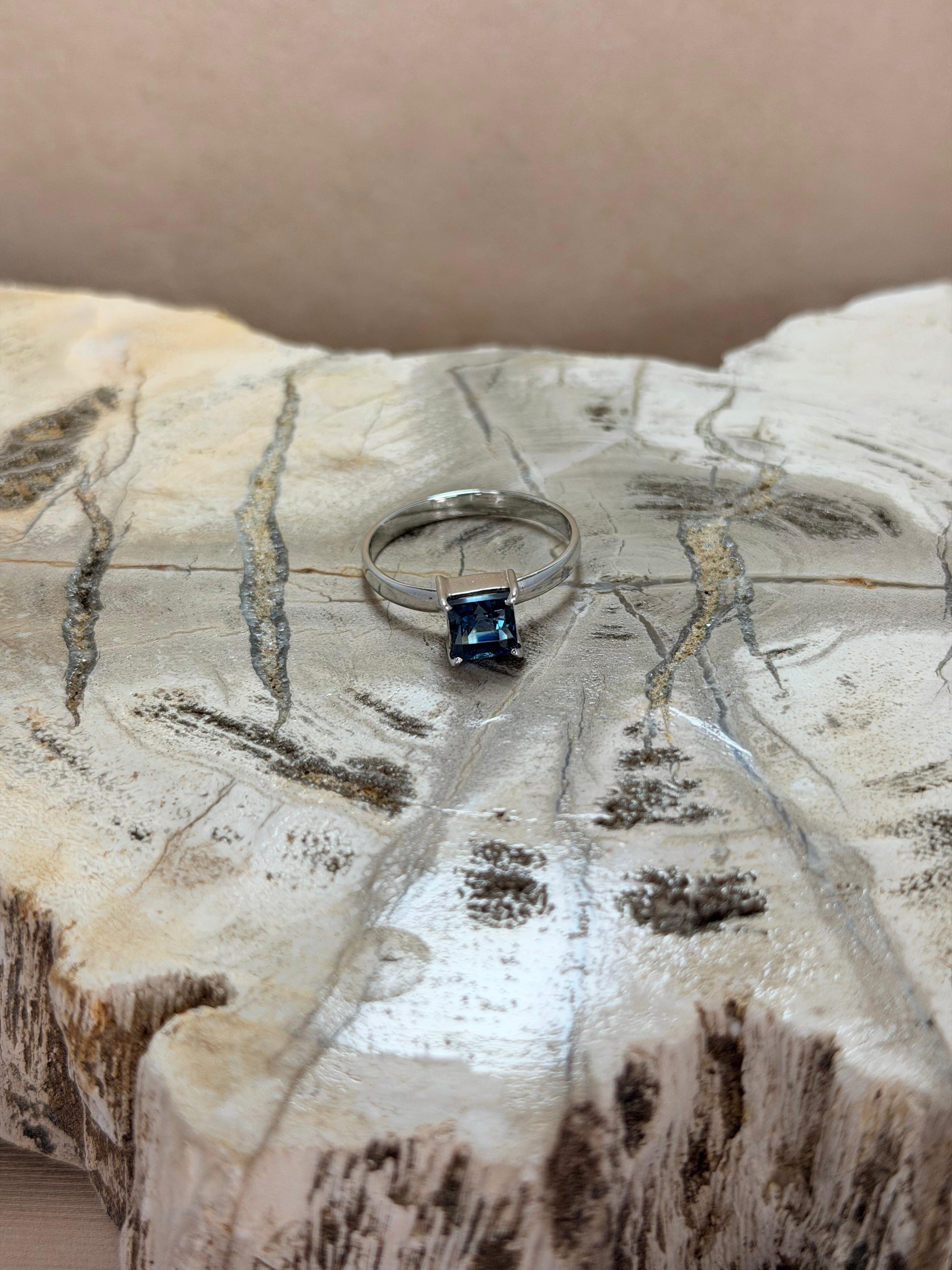 Anillo de topacio London blue corte cuadrado