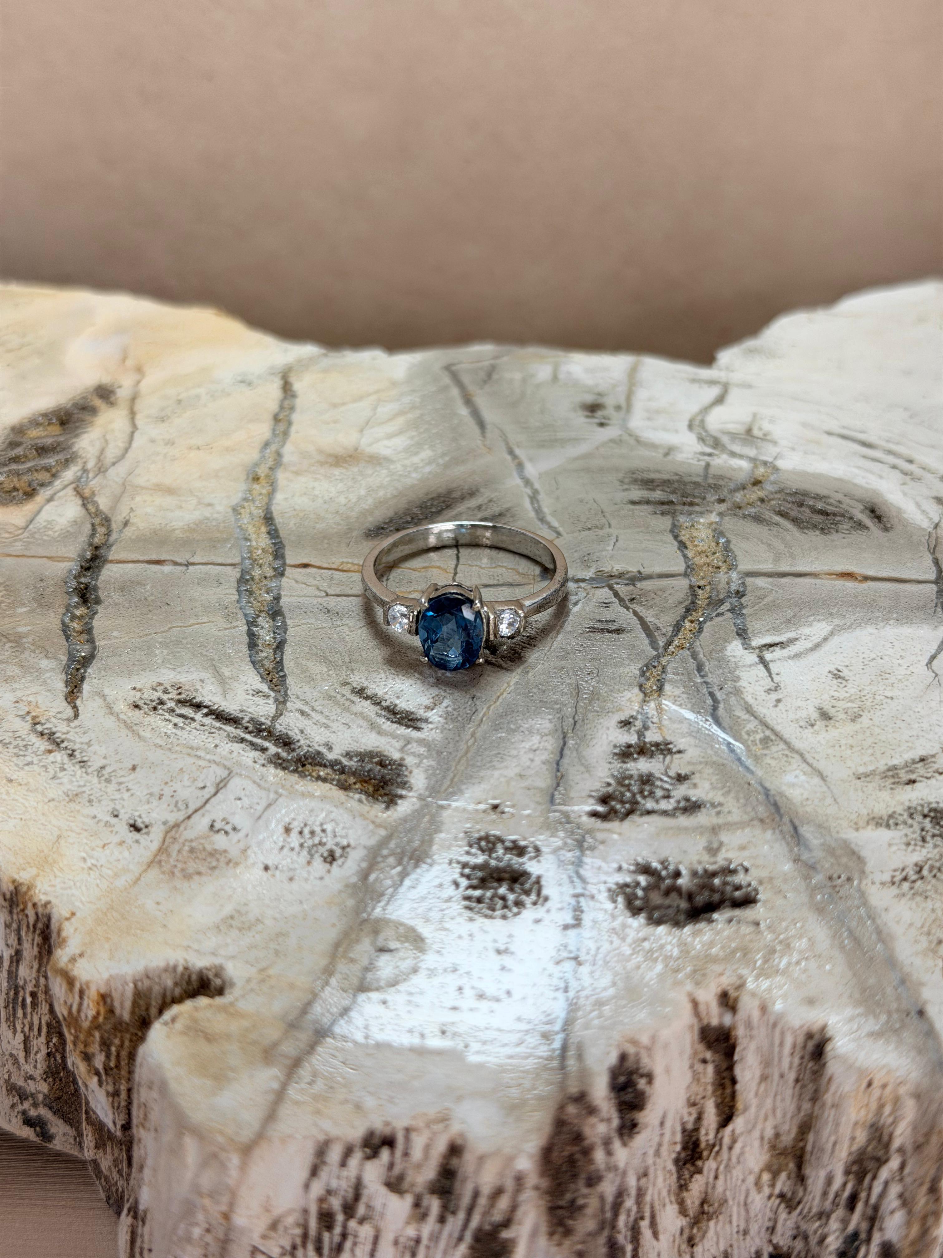 Anillo de topacio london blue corte oval