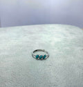 Anillo de turquesa corte oval tres piedras