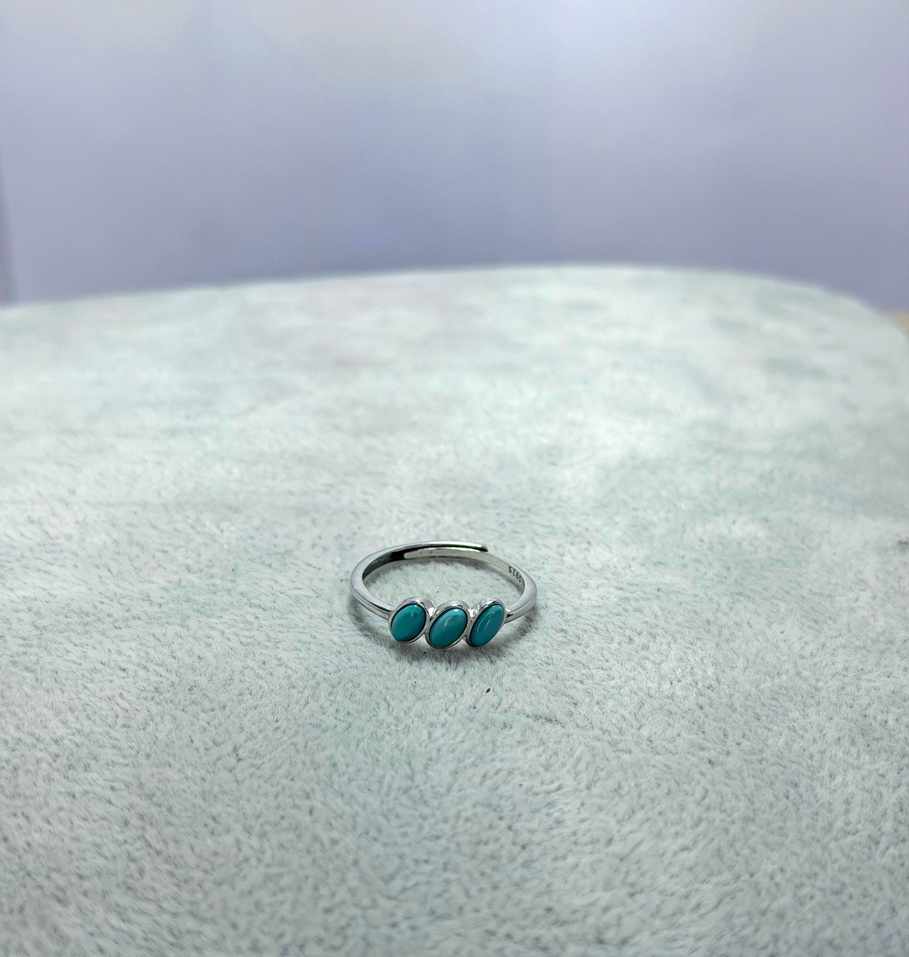 Anillo de turquesa corte oval tres piedras
