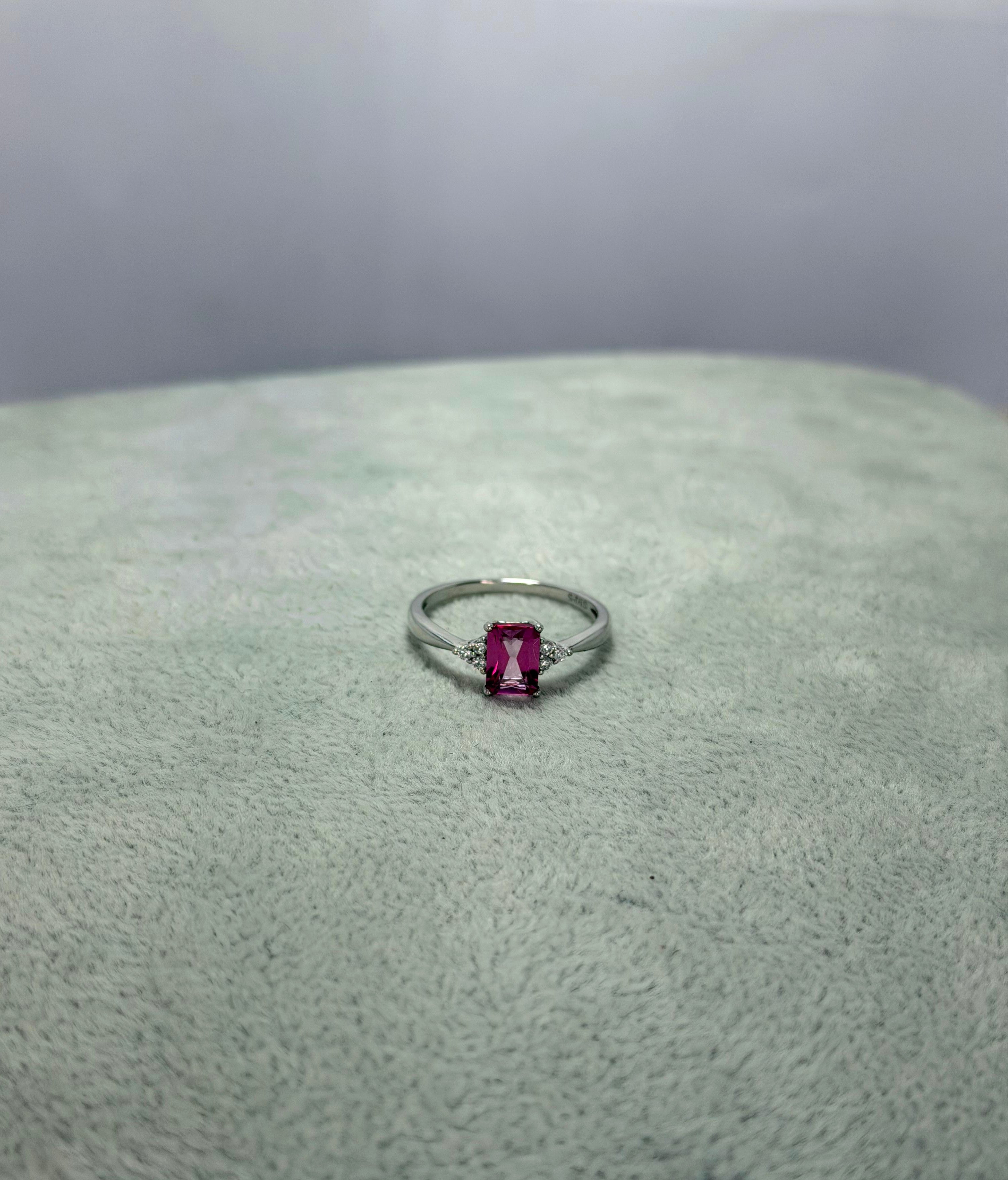 Anillo de topacio rosa corte rectangular