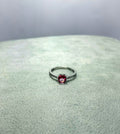 Anillo de topacio rosa corte cushion