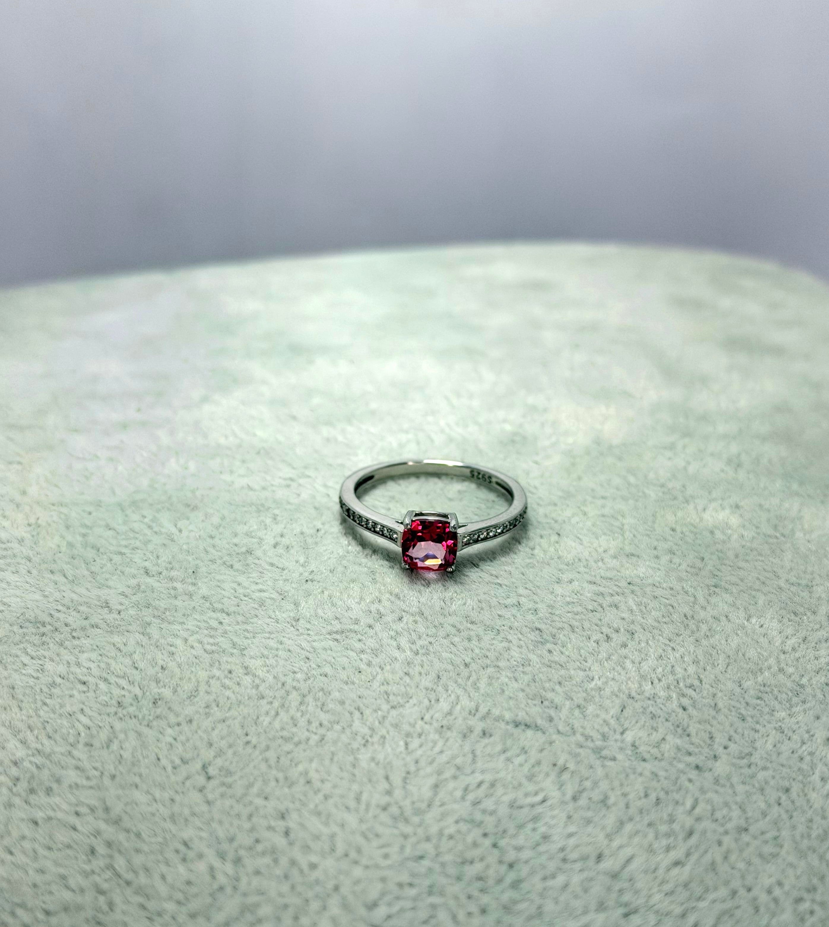 Anillo de topacio rosa corte cushion