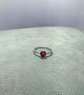 Anillo de topacio rosa en corte corazón