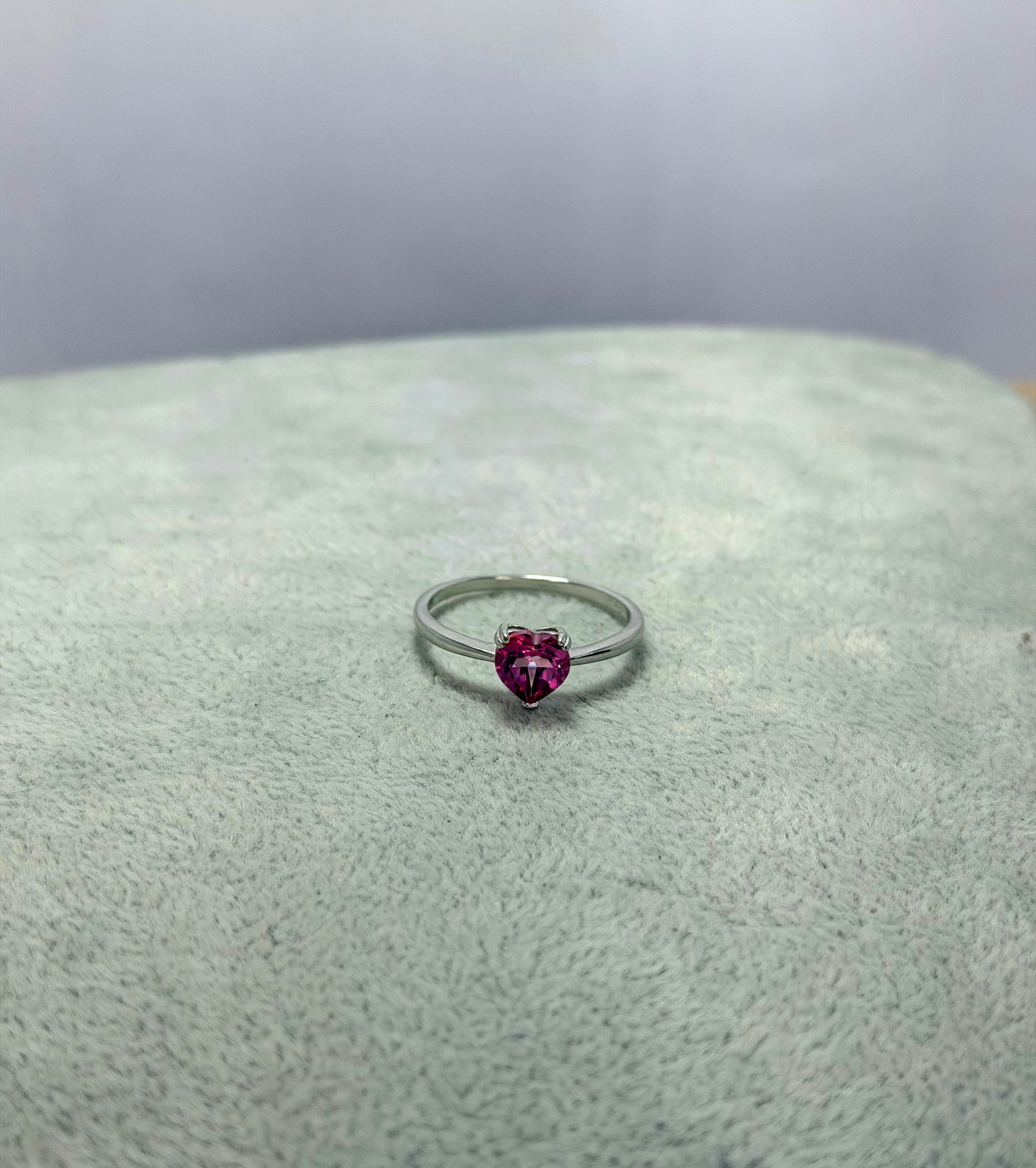 Anillo de topacio rosa en corte corazón