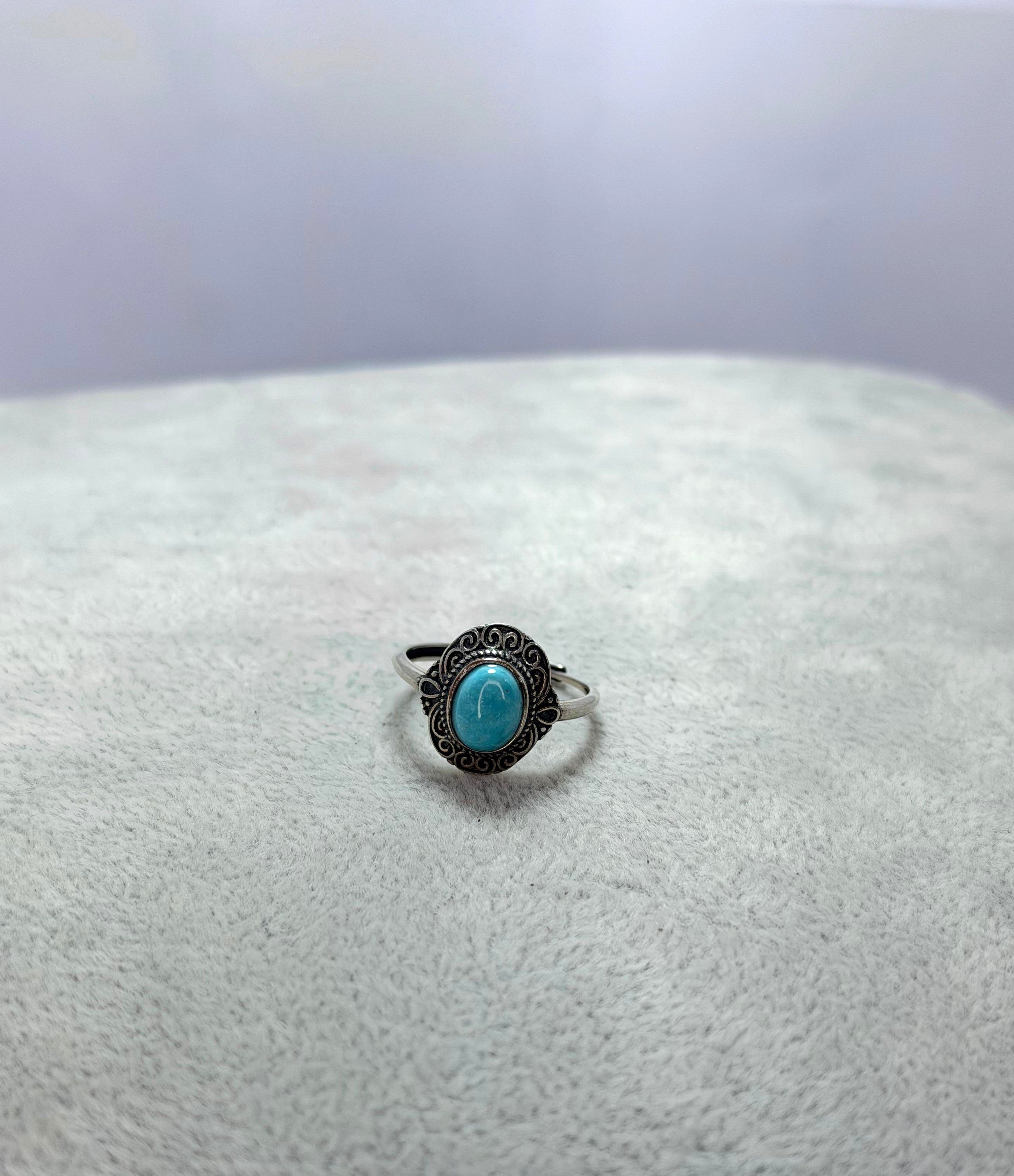 Anillo de turquesa corte oval diseño clásico